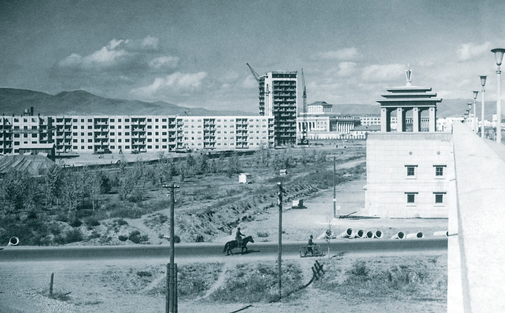 Výšková Budova Ministerstva Zahraničního Obchodu V Ulánbátaru Mongolsko (1966)